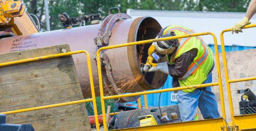 Man welds a pipe 