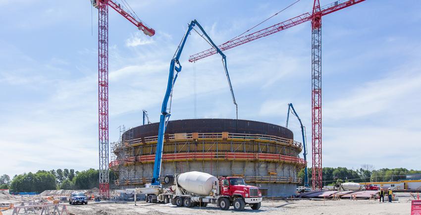 Cranes over the construction of an LNG storage tank